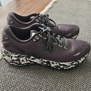 Brooks GHOST 15- Women's Black and White Athletic Shoes